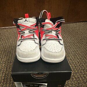 Kids Jordan 1 Mid SE - Size 6C